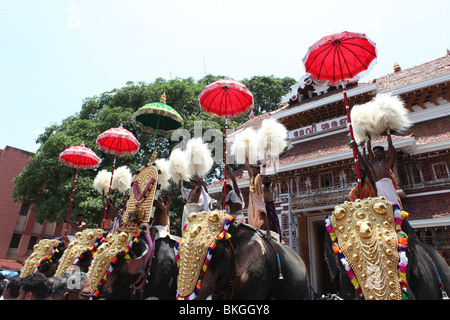 Thrissur Pooram Flagge Hoiting Zeremonie vor Paramekkavu Tempel Stockfoto