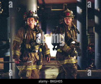 LADDER 49 (2004) JOAQUIN PHOENIX, JOHN TRAVOLTA, JAY RUSSELL (DIR) LAD 001 - LB Stockfoto