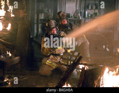 LADDER 49 (2004) JOAQUIN PHOENIX, JOHN TRAVOLTA LAD 001 - LD Stockfoto
