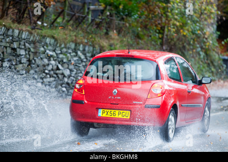 Verkehr fahren durch Hochwasser in Ambleside, Cumbria, UK. Stockfoto