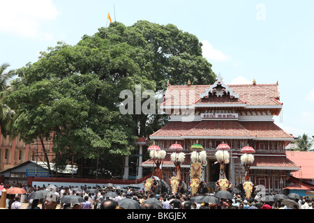 Thrissur Pooram Flagge hissen Zeremonie vor Paramekkavu Tempel Stockfoto