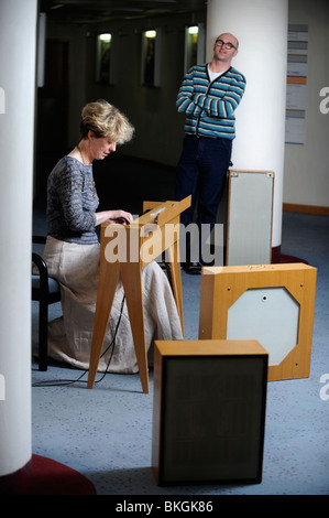 Cynthia Miller abgebildet ein Experte bei der Wiedergabe die Ondes Martenot an der Birmingham Symphony Hall Mai 2008 Stockfoto