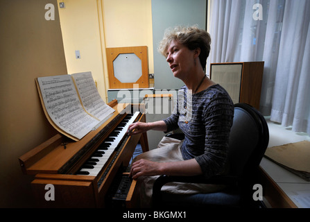 Cynthia Miller abgebildet ein Experte bei der Wiedergabe die Ondes Martenot an der Birmingham Symphony Hall Mai 2008 Stockfoto