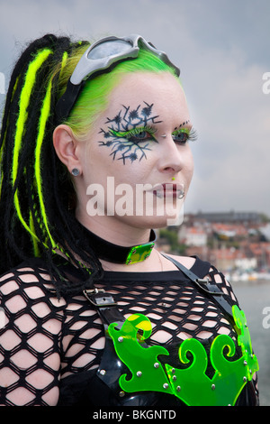 Frau trägt Fancy Dress Kostüme und spezielle Eye Make-up auf das Whitby Gothic Weekend Festival, North Yorkshire, April 2010 Stockfoto