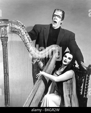 DIE MUNSTERS (TV) FRED GWYNNE, YVONNE DECARLO MNST 010P Stockfoto