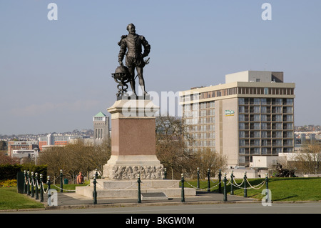 Statue von Sir Francis Drake auf The Hoe Plymouth Devon England UK das Holiday Inn Hotel ist im Hintergrund Stockfoto