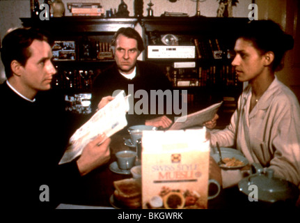 PRIESTER (1994) LINUS ROACHE, TOM WILKINSON, CATHY TYSON SCHÄDLINGSBEKÄMPFUNG 010 Stockfoto