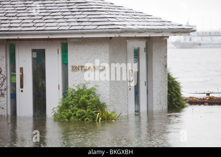 Das Wasser Kante Inn in Ambleside während der Überschwemmungen im November 2009 Stockfoto