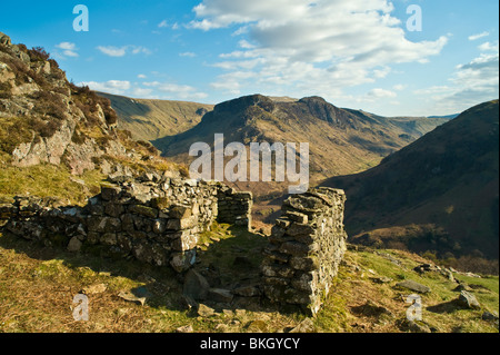 Verfallenen Steinhütte oberhalb des Stonethwaite Tales, ein Zweig der Borrowdale im englischen Lake District, mit Blick auf Eagle Crag Stockfoto