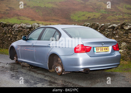 Fahrzeuge auf Kirkstone Pass über Ambleside in den November 2009 Fluten aufgegeben hatten ihre Räder von Dieben gestohlen. Stockfoto