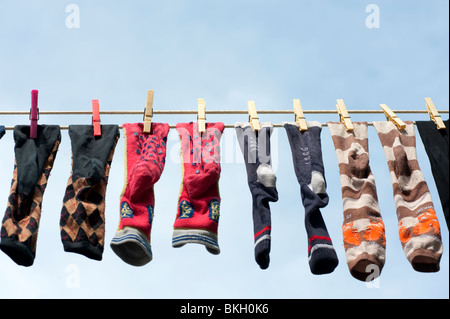 Reihe von Socken Trocknen auf der Wäscheleine in Burano Italien Stockfoto