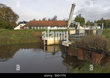 Foto van Het Gemaal de Oude Aa, ist Dit Het Eerste Gemaal in Nederland Dat Uitgerust met Een Visvriendelijke Vispasage; Foto des Pumpens station de Oude AA; Dies ist das erste Pumpwerk in den Niederlanden, bietet eine freundliche Migrat Fisch Fisch Stockfoto