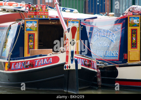 Bunt bemalte Narrowboats in Banbury Stockfoto