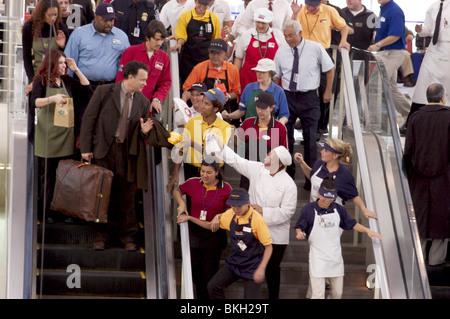 TERMINAL (2004) CHI MCBRIDE, TOM HANKS, DIEGO LUNA BEGRIFF 002-16 Stockfoto