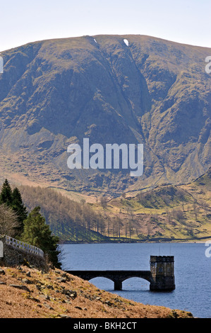 Die Bezugstaste Turm, Haweswater Reservoir.  Mardale, Nationalpark Lake District, Cumbria, England, Vereinigtes Königreich, Europa. Stockfoto