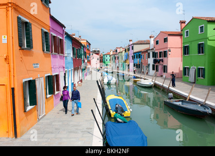 Bunte Häuser im Dorf von Burano in der Nähe von Venedig in Italien Stockfoto