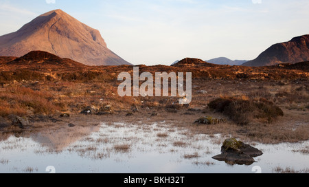 Marsco der roten Cullins Sligachan entnommen. Stockfoto