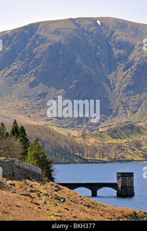 Die Bezugstaste Turm, Haweswater Reservoir.  Mardale, Nationalpark Lake District, Cumbria, England, Vereinigtes Königreich, Europa. Stockfoto