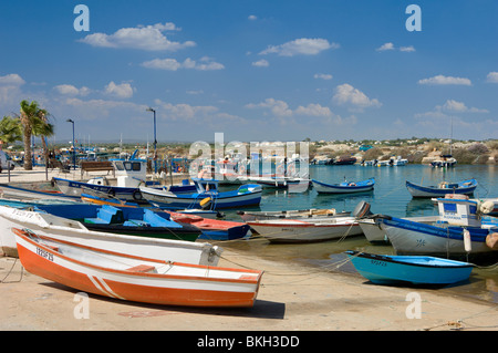 Portugal, Algarve, Fuzeta, Fischerboote im Hafen Stockfoto