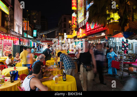 Restaurants mit Touristen in Kuala Lumpur Chinatown in der Nacht Stockfoto