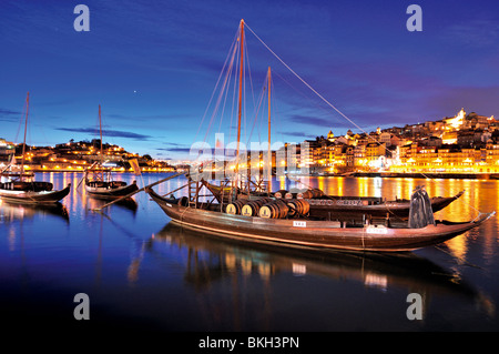 Portugal, Porto: Nachtansicht des Portweins Schiffe in Vila Nova De Gaia am Fluss Douro Stockfoto