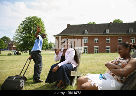 Student winken verabschieden seine Campus Freunde, Jacobs University Bremen, Deutschland Stockfoto