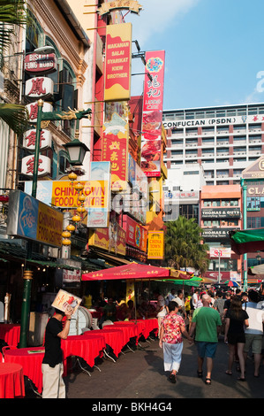 Touristen gehen auf Jalan Hang Lekir in Chinatown am Nachmittag Stockfoto