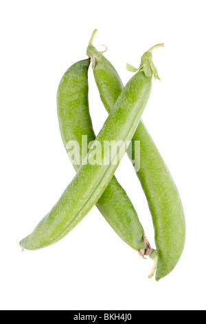 Frische grüne Erbsen Hülsen isoliert auf weißem Hintergrund. Geringe Schärfentiefe Stockfoto