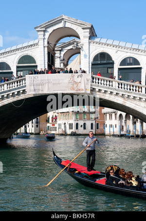 Gondoliere und seine Gondel auf dem Canale Grande am Rialto-Brücke in Venedig Italien Stockfoto