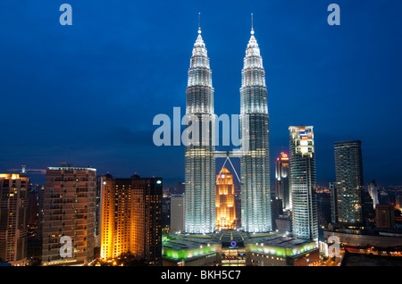 Petronas Towers in Kuala Lumpur bei Nacht Stockfoto