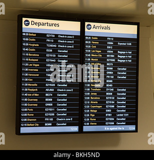 Abflüge und Ankünfte Board zeigt Flüge abgesagt wegen Vulkanasche in der Luft Flughafen Gatwick England UK Stockfoto