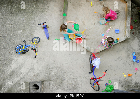 Kinder spielen auf einem Spielplatz im Hinterhof eines Hauses. Stockfoto