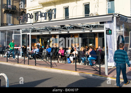 Cannes, La Croisette, Caffe Roma, wobei Nachmittagstee & Kaffee in der Frühlingssonne Stockfoto