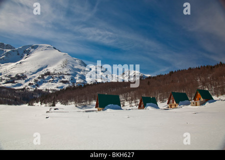 Touristisches Dorf am Berg Zabljak, Schnee, Winter, Durmitor, Montenegro Stockfoto