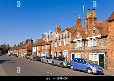Horizontalen Weitwinkel-Blick auf die typischen roten Backstein und Feuerstein georgianischen Gebäuden der alten Amersham, Buckinghamshire an einem sonnigen Tag Stockfoto