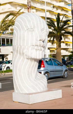 Cannes, La Croisette, Rabarama Ri-Volto zeitgenössischer Skulptur oder Statue, Kopf, die Dualität des Lebens - Ying & Yang darstellt Stockfoto