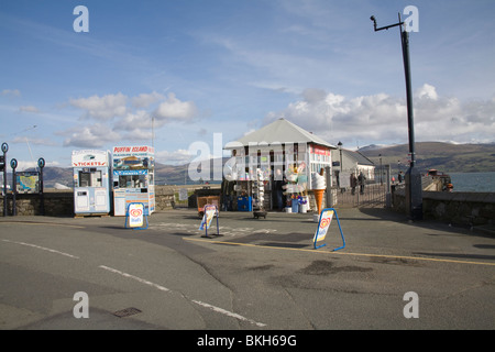 Beaumaris Anglesey North Wales UK April Kiosk und Ticket Stände am Eingang zum Pier in der Menai Strait Stockfoto