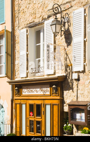 Mougins, Provinz, Le Bistrot de Mougins, berühmten Café Restaurant Hauptplatz, Stein Facia & Fensterläden aus Holz Stockfoto