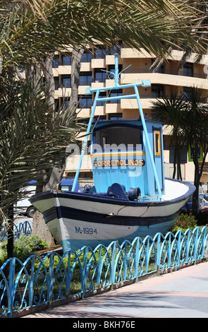 Ein altes Fischerboot bietet eine attraktive Typenschild nach Torremolinos in der Nähe des Playa de Bajondillo, Spanien, Europa Stockfoto