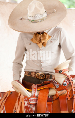Guadalajara, Mexiko, Charro (Mexikanische Cowboy) bereit, sein Pferd, Charreda Rodeo zeigen, Club Charro Lienzo, Jalisco Sattel Stockfoto