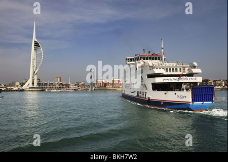 Die Isle Of Wight Fähre ankommt im Hafen von Portsmouth, Hampshire, mit dem Spinnaker Tower im Hintergrund Stockfoto