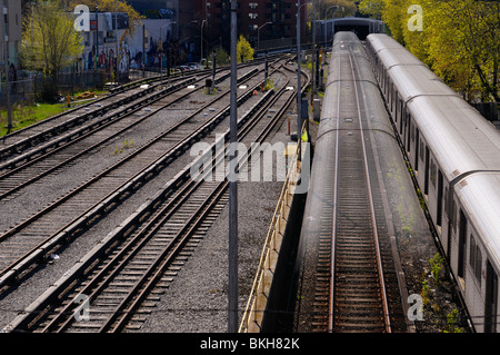 TTC u-Bahn-Züge durch eine ein- und aussteigen Keele Bahnhof Toronto mit switching Tracks Zoomen Stockfoto