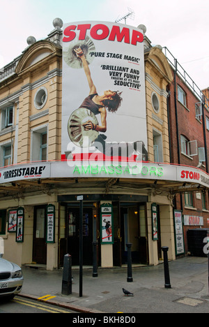 Stomp, Ambassadors Theatre West Street, London, Großbritannien - 2010 Stockfoto