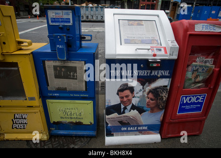 Wall Street Journal und die New York Times Zeitung Verteilerkästen sind nebeneinander in New York gesehen. Stockfoto