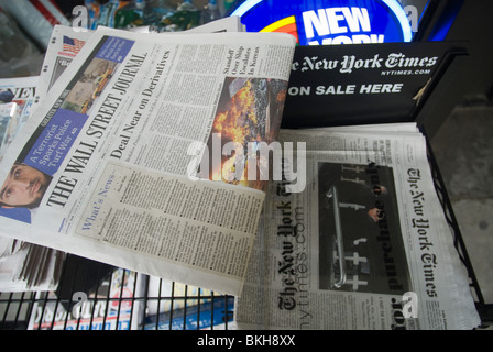 Wall Street Journal und die New York Times Zeitungen werden auf einem Zeitungskiosk in New York gesehen. Stockfoto