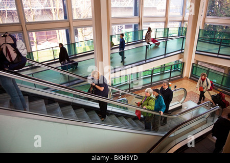 Menschen auf der Rampe und Rolltreppe am Flughafen Gatwick England UK Stockfoto