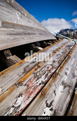 Rumpf des kleinen Holzboot, Vestresand, Lofoten Inseln, Norwegen Stockfoto