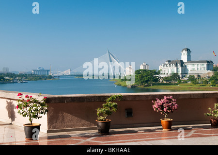 Seri Wawasan Brücke und Istana Hinggap Palast in Malaysias Hauptstadt Putrajaya Stockfoto