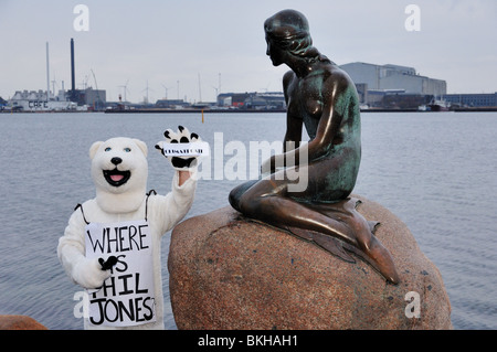 COP 15 Klimagipfel in Kopenhagen. In Dec.09 in Dänemarks Hauptstadt statt. Mann mit der kleinen Meerjungfrau als Eisbär verkleidet. Stockfoto