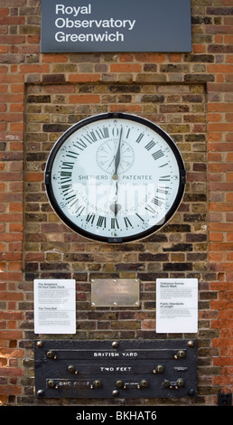 England London Greenwich Royal Observatory Galvano-magnetische Uhr & öffentlichen Standards der Länge in Fuß & Zoll Stockfoto